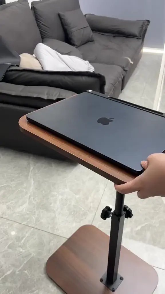 La table d'appoint en situation, près d'un lit